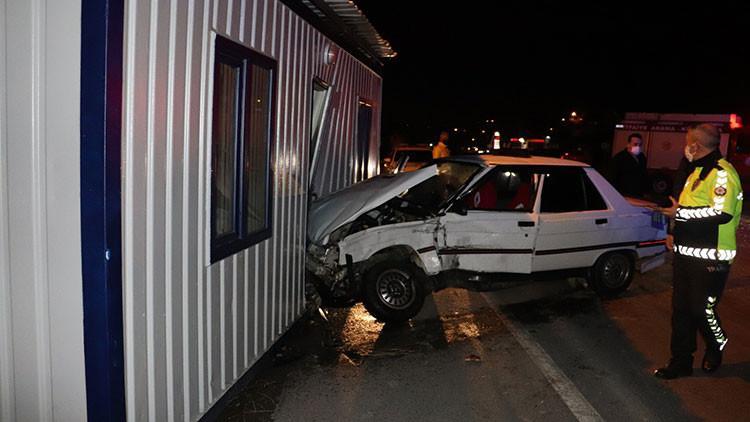 İki araç çarpıştı, biri polis konteynerine çarptı