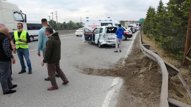 Minibüsle çarpışan hafif ticari araç, bariyerlere çarptı: 2 yaralı