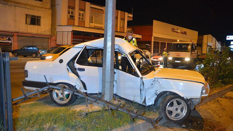 Aydınlatma direÄŸine çarpan otomobilin sürücüsü yaralandı