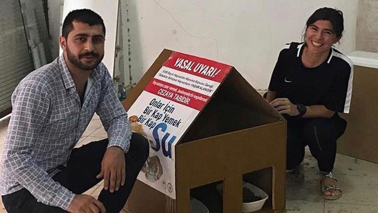 10 yıldır barınak yapıp, sokak hayvanlarını besliyor