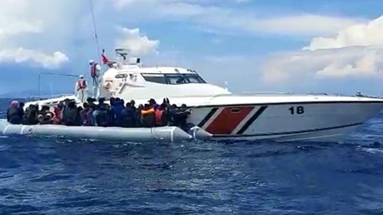 İzmir'de 60 düzensiz göçmen kurtarıldı