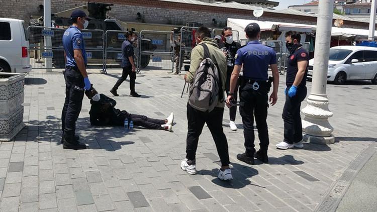 Taksim'de polisi görünce fenalaştı