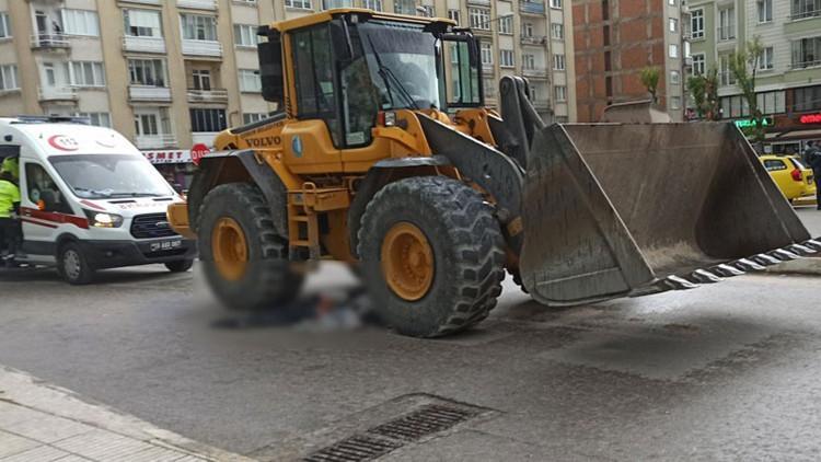 İş makinesinin altında kalan kadın öldü