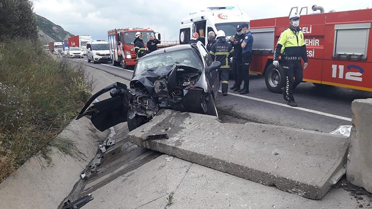 Otomobil bariyerlere çarptı: 3 yaralı