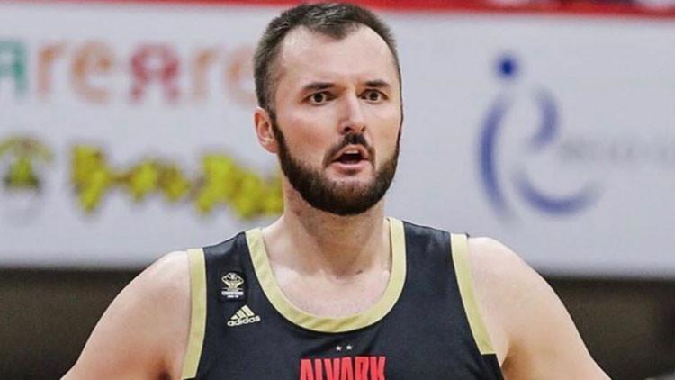 Bir dönem Galatasaray forması giyen Milan Macvan basketbolu bıraktı