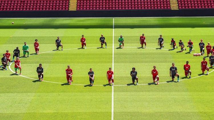 Liverpool, saha içinde George Floyd için diz çöktü
