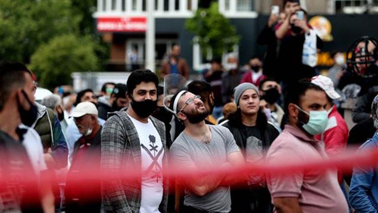 Sosyal mesafeyi hiçe saydılar, böyle izlediler! Pes dedirten görüntüler