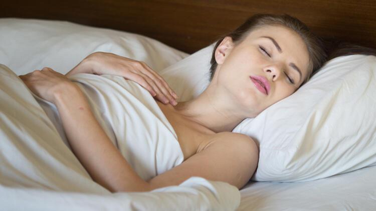 Cinsel İçerikli Rüya Görenlere: Sebebi Uyku Pozisyonunuz Olabilir!
