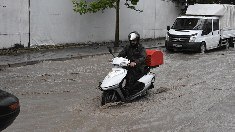 Bir anda bastırdı... Yollar göle döndü