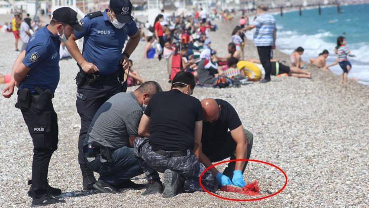 Antalya'da şaşırtan anlar! Denizde bulunan paketten bakın ne çıktı...