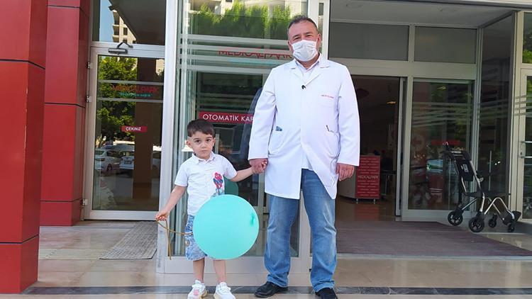Rejimin saldırısında duyma yetisini kaybeden Muhammed’e, biyonik kulak takıldı