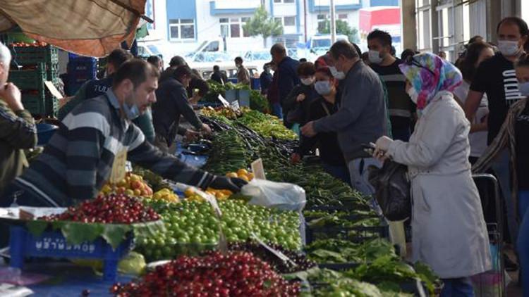 Pazarlarda maske var, sosyal mesafe yok