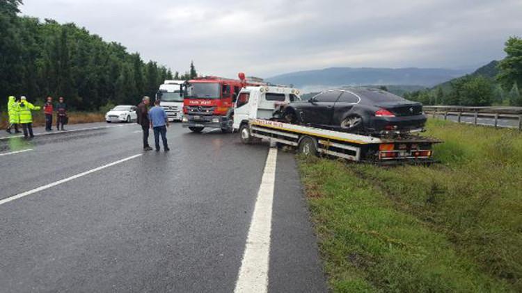 Sakarya'da otomobil refüje girdi: 3 yaralı