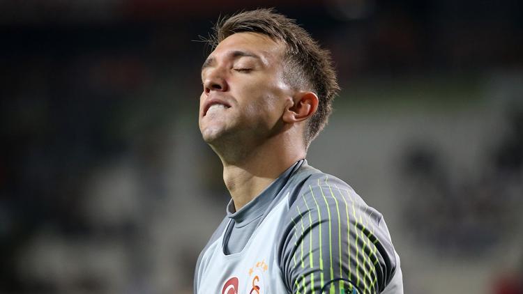 UEFA'dan Muslera'ya geçmiş olsun mesajı! "Hemen iyileş..."