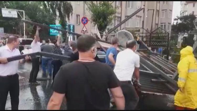 Esenyurt'ta çatıdan kopan parçalar araçların üzerine düştü