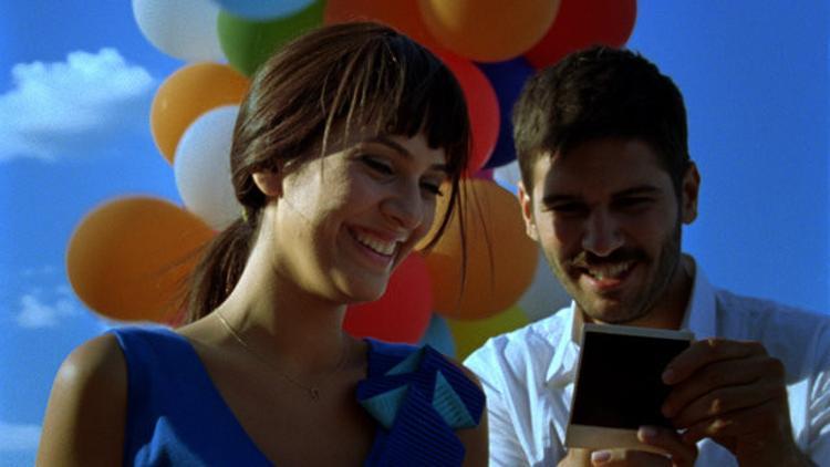 Aşk Geliyorum Demez oyuncuları kimdir? Aşk Geliyorum Demez filmi konusu nedir?