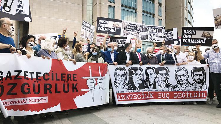 Üç gazeteci serbest