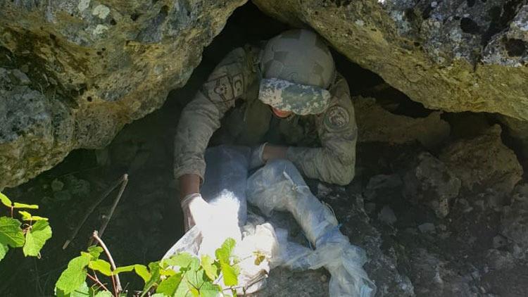 Hakkari'de, PKK'lı teröristlere ait silah ve mühimmat ele geçirildi
