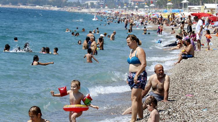 Antalya'da sıcak havada bunalan denize koştu, mesafe unutuldu