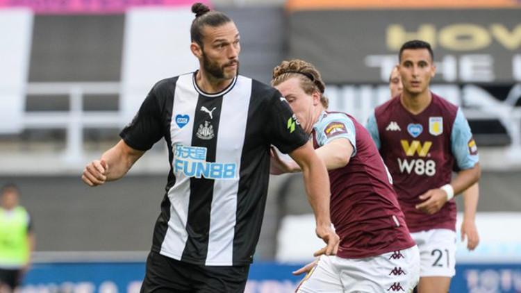 Newcastle United'dan Carroll ve Manquillo'ya yeni sözleşme