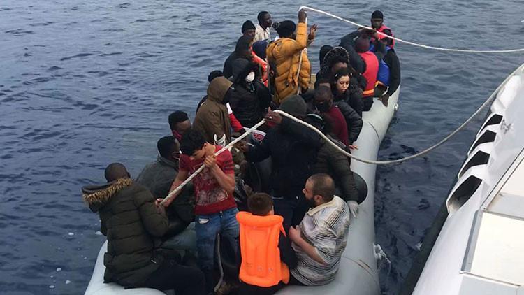 Yunanistan'ın Türk karasularına bıraktığı onlarca kaçak göçmen kurtarıldı