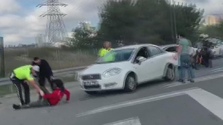 Başakşehir'de otomobilin çarptığı motosikletli yaralandı