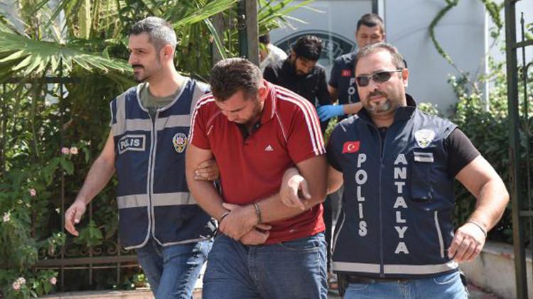 Dolandırdıkları yaşlı kadının elini öpüp 850 bin TL'sini almışlar