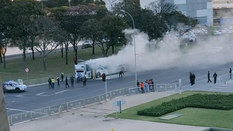 "Bolsonaro defol" diyerek otobüsü yaktı
