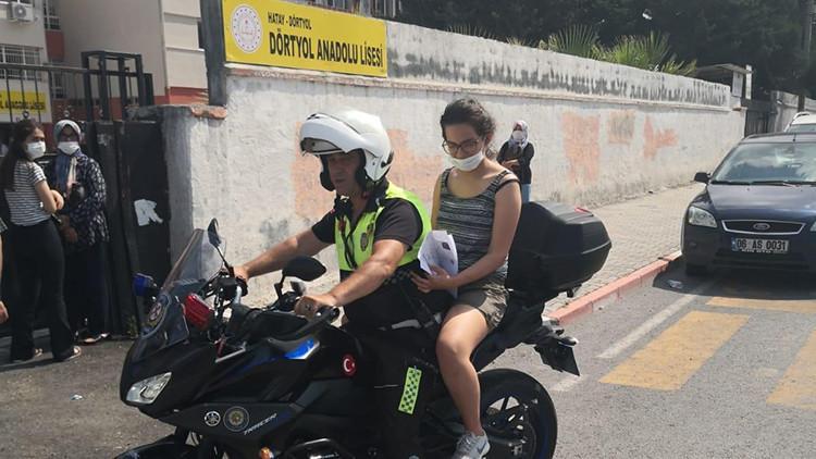 Hatay'da kimliğini unutan ve olmayan öğrencilerin imdadına polis yetişti