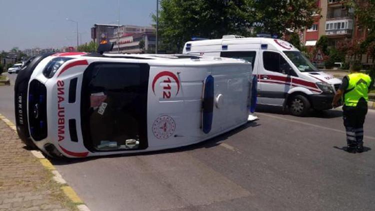 Otomobille çarpışan ambulans devrildi: 6 yaralı