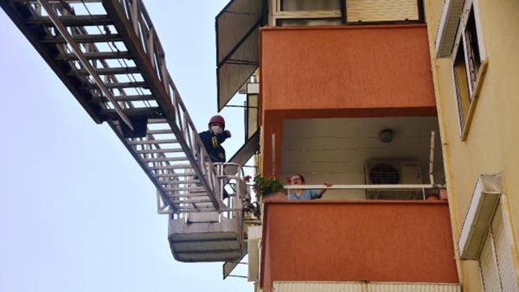 Balkonda mahsur kalan anne ile kızını itfaiye kurtardı