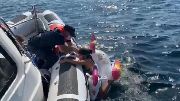 Denizde sürüklenen iki çocuğu Sahil Güvenlik kurtardı