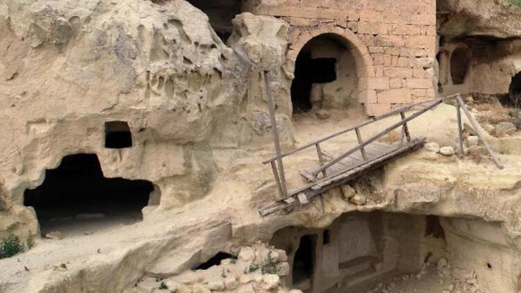 Kapadokya'da tarihi kiliseye giden yolun köprüsü yıkıldı, muhtar uyardı: Çok tehlikeli