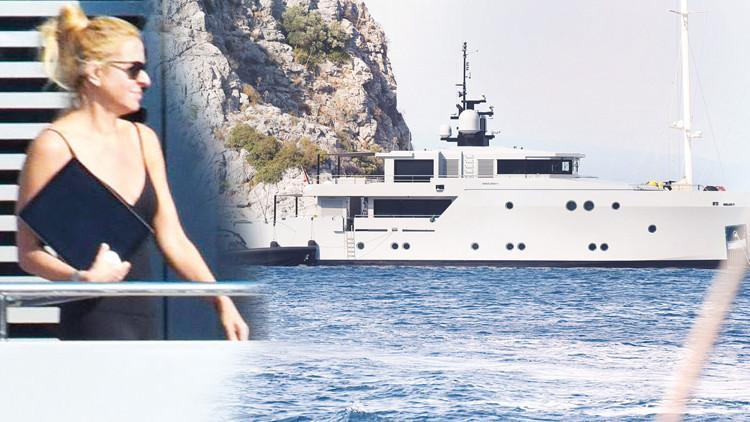 Esra Dinçkök ultra lüks yatla sezonu açtı