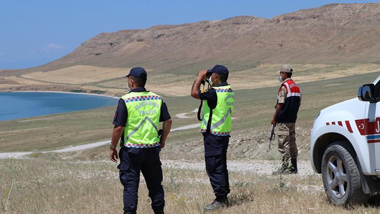 Van Gölü'nde göçmen teknesinin battığı ihbarı, ekipleri harekete geçirdi