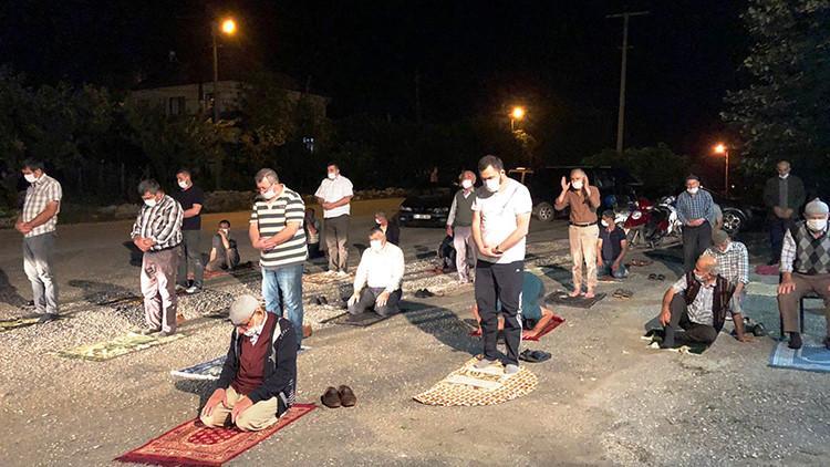 Cemaat namazı ayrı kılmıştı! Sakarya Müftüsü açıklama yaptı: İmamın orada görev yapmasını uygun görmüyoruz