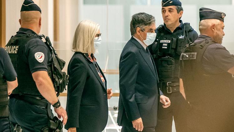 Eski Başbakan Fillon’a yolsuzluktan 5 yıl hapis