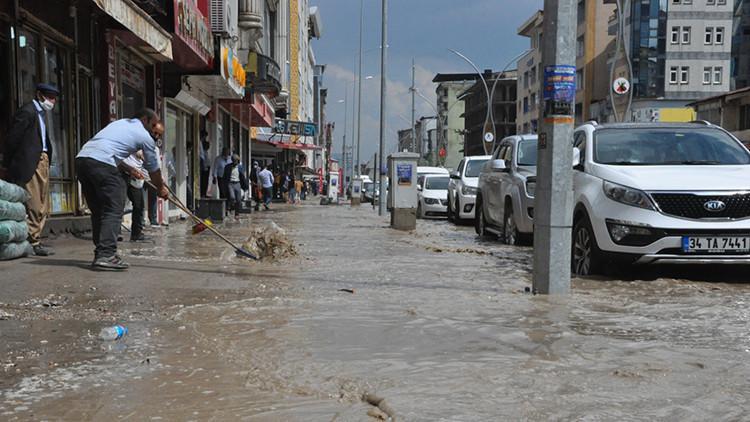 Yüksekova'da aniden bastıran yağmur caddeleri gölete çevirdi