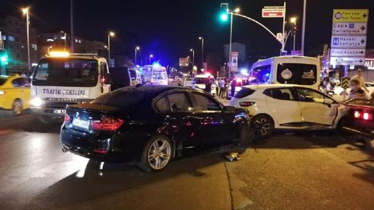 Fatih'te kural ihlali yaptığı iddia edilen sürücü 3 araca çarparak durabildi