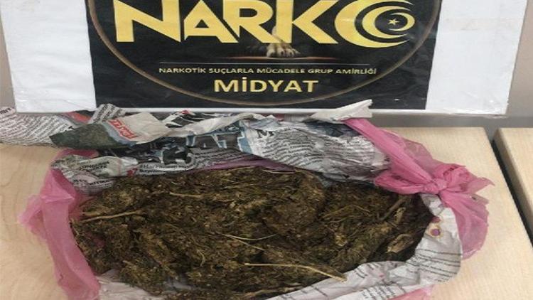 Mardin'de otomobilde uyuşturucuyla yakalanan 2 kişiye gözaltı