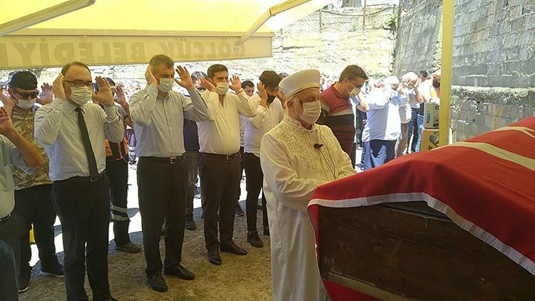 Manevra yapan çöp kamyonunun altında kalan temizlik işçisi öldü