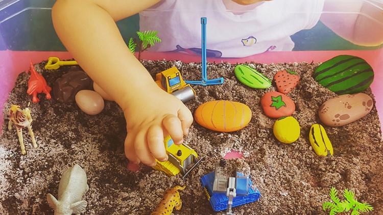 Çocuklar için evde toprak yapımı ve taş boyama