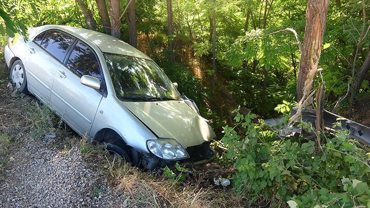 Yoldan çıkan otomobilin şarampole yuvarlanmasını ağaçlar önledi