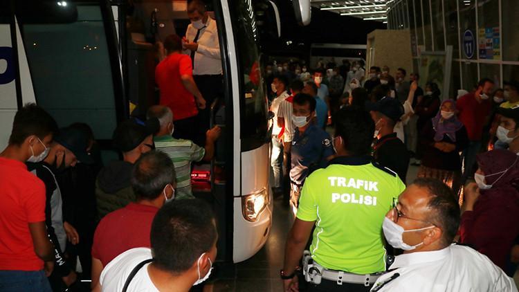 Burdur'da, asker uğurlamasında sosyal mesafe unutuldu