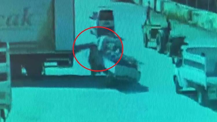 Kamyonetiyle park halindeki kamyonetin yük indirme liftine çarptı: 1 yaralı