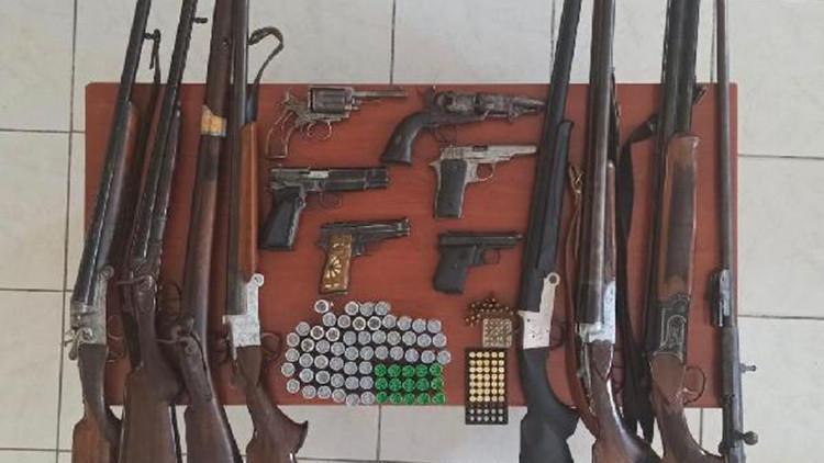 Evlerinde ruhsatsız silahlar bulunan şüpheliye gözaltı