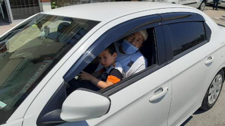 Kucağında çocukla otomobil kullanırken polislere yakalandı