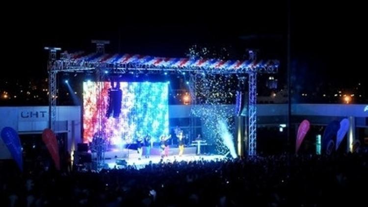 Pinhani Konser için Sahnede!