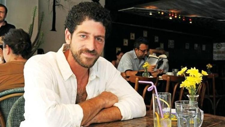 Cemal Hünal’ın ilk oyunu “Aşk kokusu”