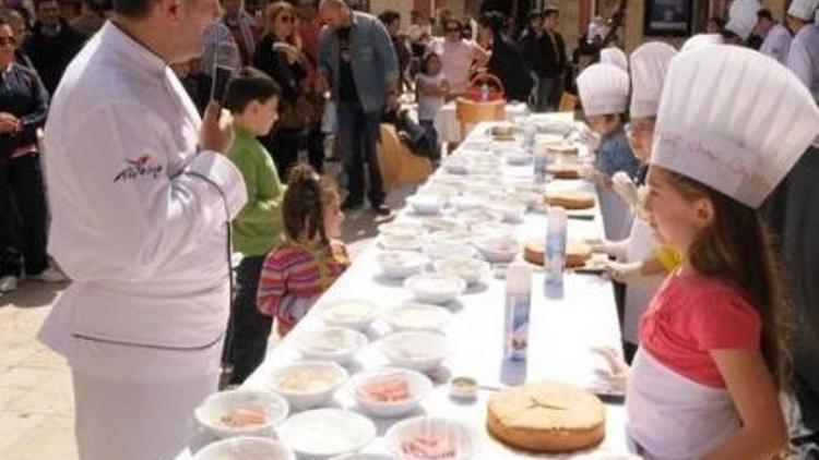 Çocuklar annelerine pasta yapıyor